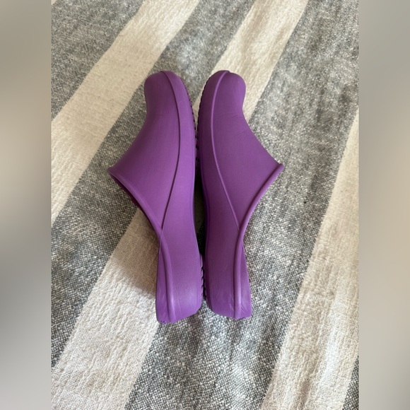 Purple Crocs SZ 10 Slip on Clogs shoes Purple/Red Cheetah Print inside - Picture 3 of 8